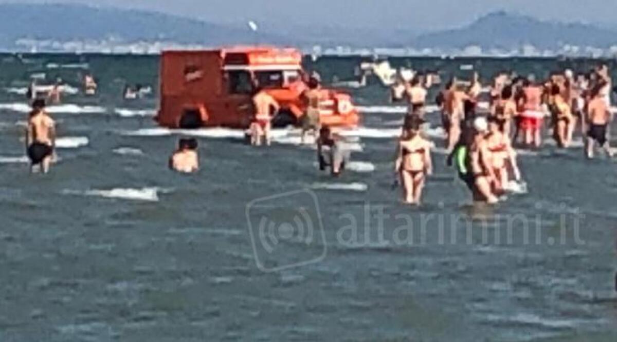 Aereo con lo striscione? A Rimini la pubblicità in spiaggia si fa con il mezzo anfibio -