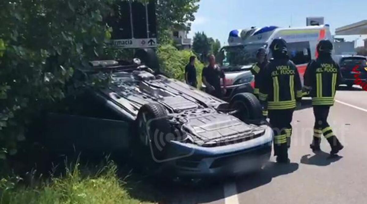 VIDEO Rimini, incastrati nell'auto ribaltata fuori strada: liberati da vigili del fuoco - 