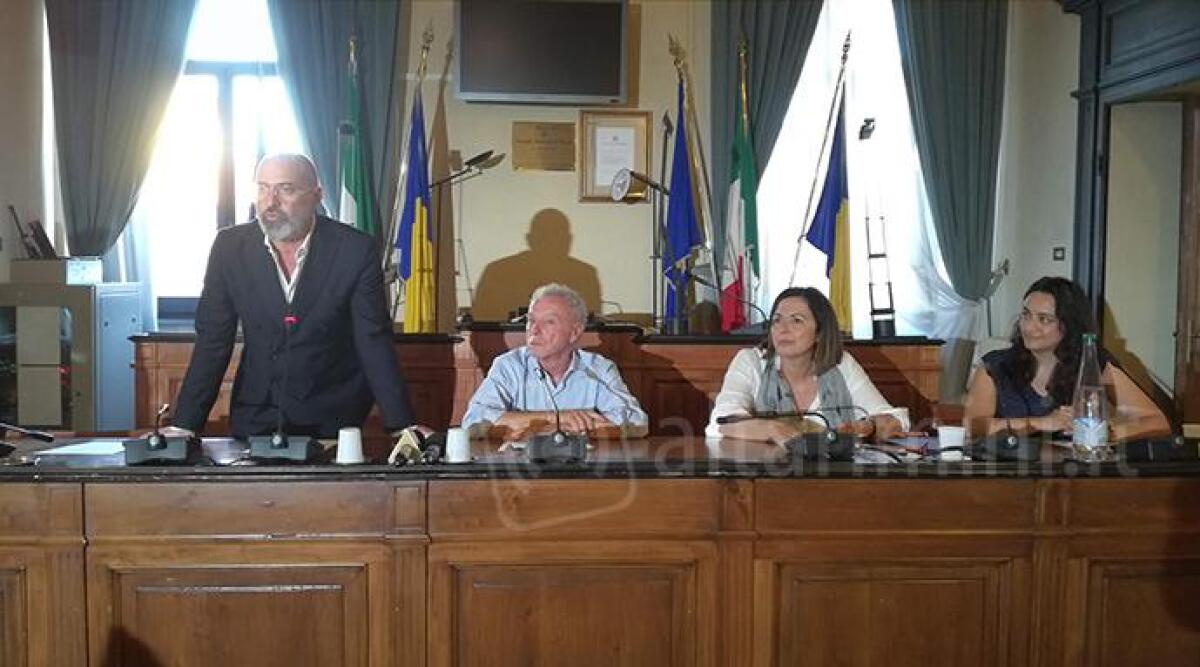 Crollati oltre 2 mila pini marittimi, danni a case e cose per 2 milioni di euro: la Regione chiede lo stato di emergenza -