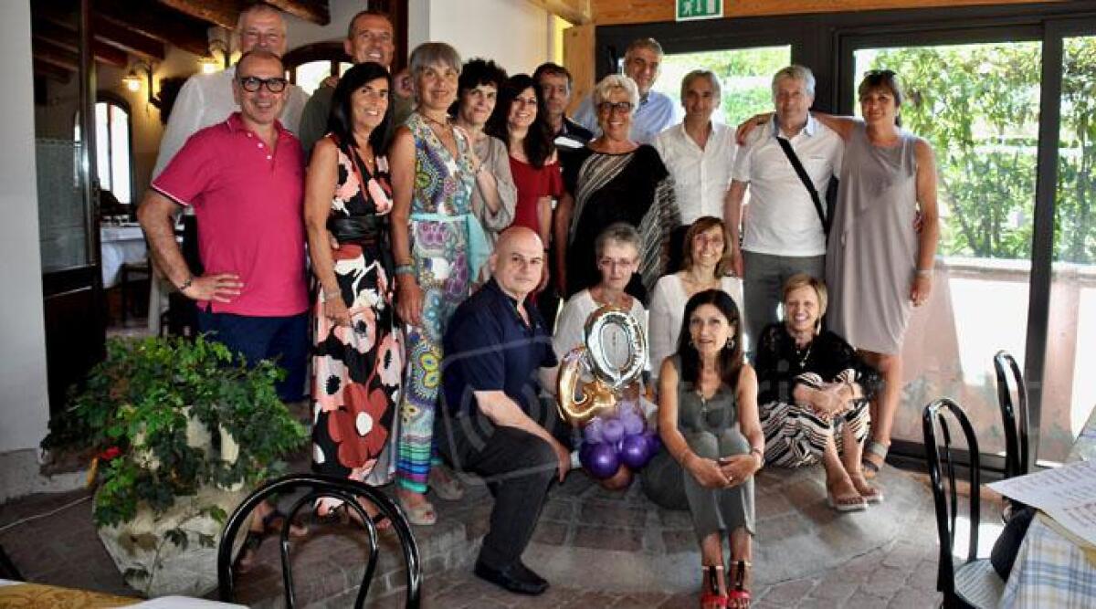 Dopo 40 anni, gli ex alunni della classe VB del Valturio si ritrovano a pranzo - 