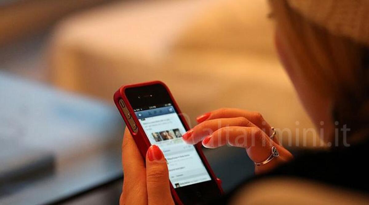 Si conoscono su Badoo, una 55enne diventa stalker: inviati 600 sms e 1200 telefonate - Archivio