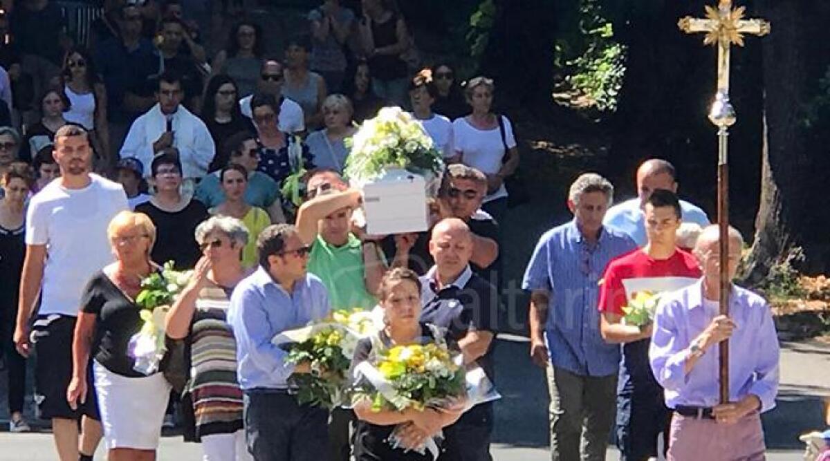FOTO Giovanni muore ad appena 4 anni per colpa di una malattia: lo strazio dei genitori, oggi il funerale -