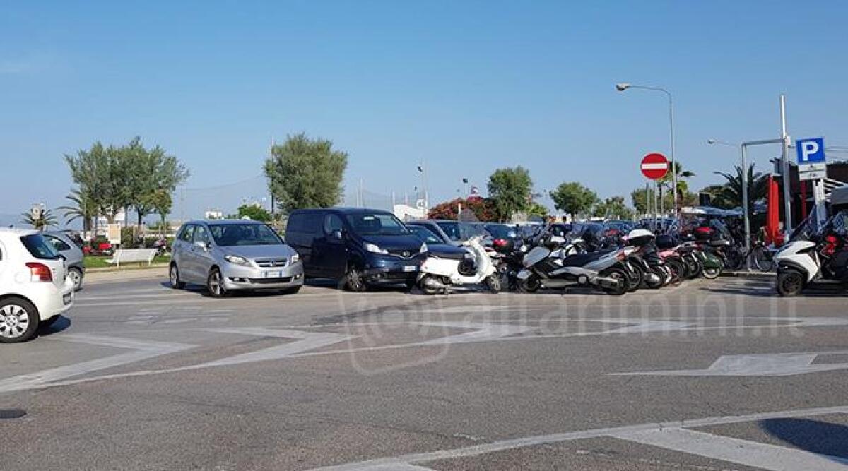 Parcheggi selvaggi in piazzale Tripoli, i pericoli sono dietro l'angolo - 