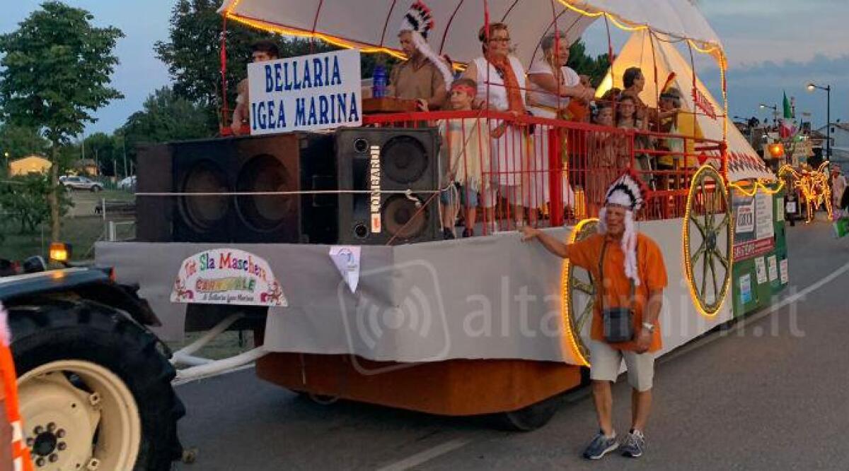 Carnevale d'estate a Bellaria Igea Marina, sfilata di carri, fuochi d'artificio, maschere e bomboloni -