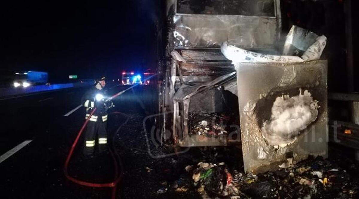 VIDEO Rimini, terrore lungo l'A14: pullman in fiamme in movimento. Paura per oltre 50 turisti - 