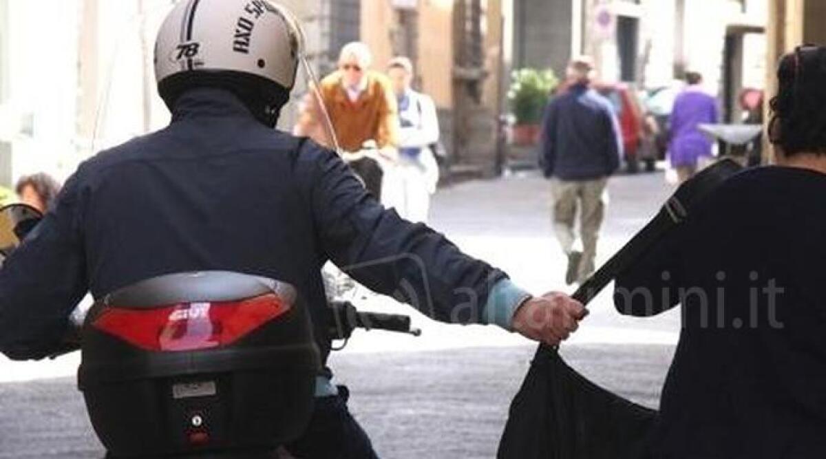Strappa la catenina d'oro ad un'anziana turista: arrestato mentre riporta lo scooter al noleggio -