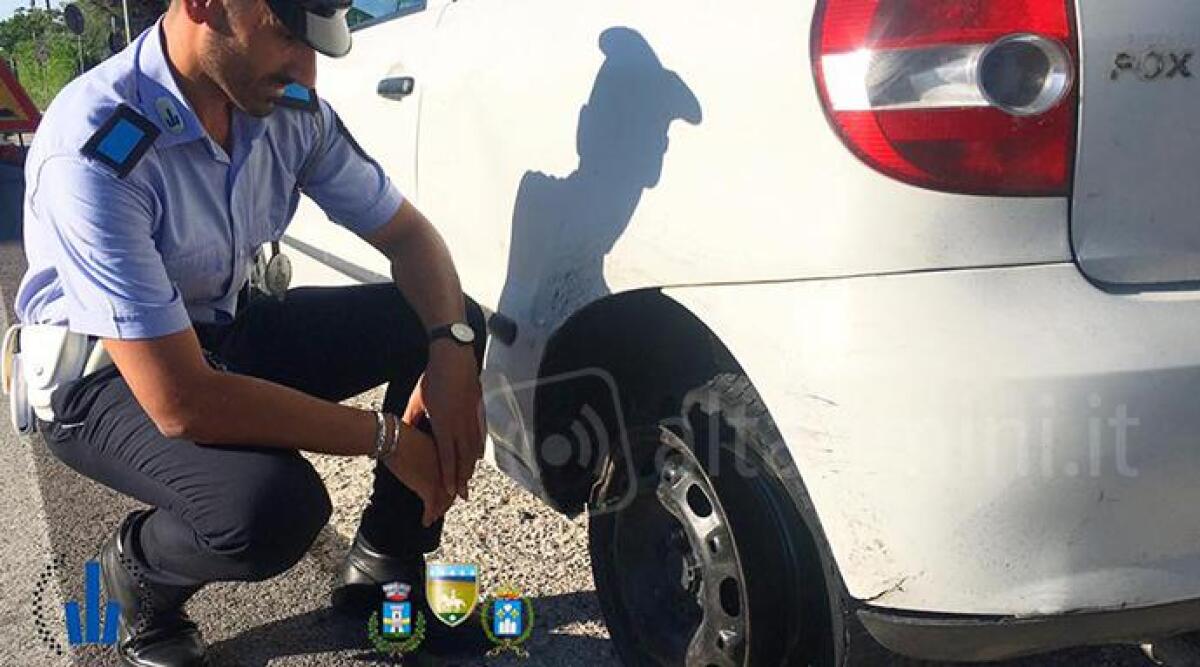 Ha la gomma distrutta ma non chiama il soccorso stradale e continua a guidare: pizzicato autista ubriaco - 