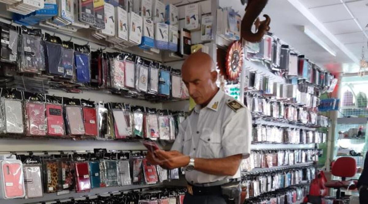Cattolica: collane, bracciali e bijoux irregolari, sequestrati 73mila articoli -