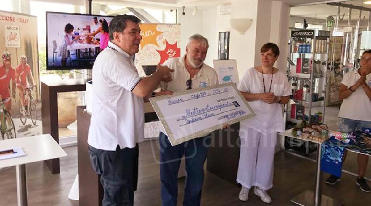 L'hotel Adlon di Riccione dona quasi 2 mila euro alla fondazione Cetacea onlus - 