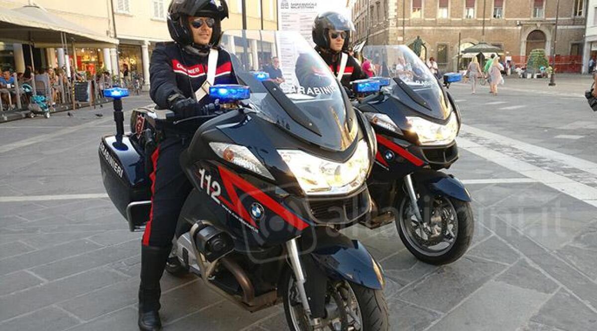 Borseggiatore fermato sull'autobus da un giovane magrebino, scoppia una colluttazione - 
