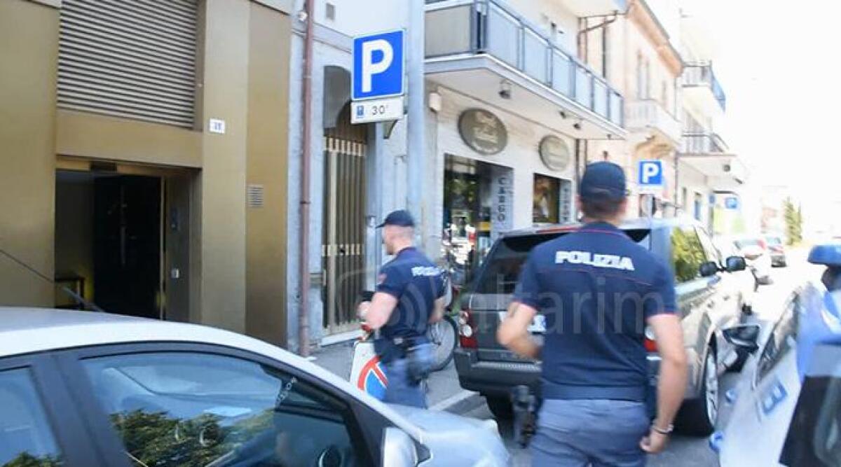 VIDEO Rapina alla Bper di Rimini, uomo armato e con volto coperto in fuga con la cassa - 