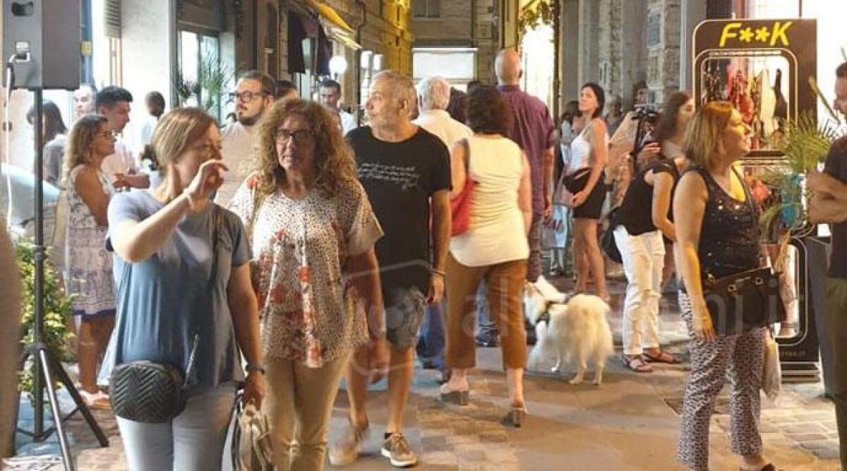 Prima della Notte Rosa, c'&egrave; la Rimini Shopping Night: negozi aperti fino a tarda sera - 