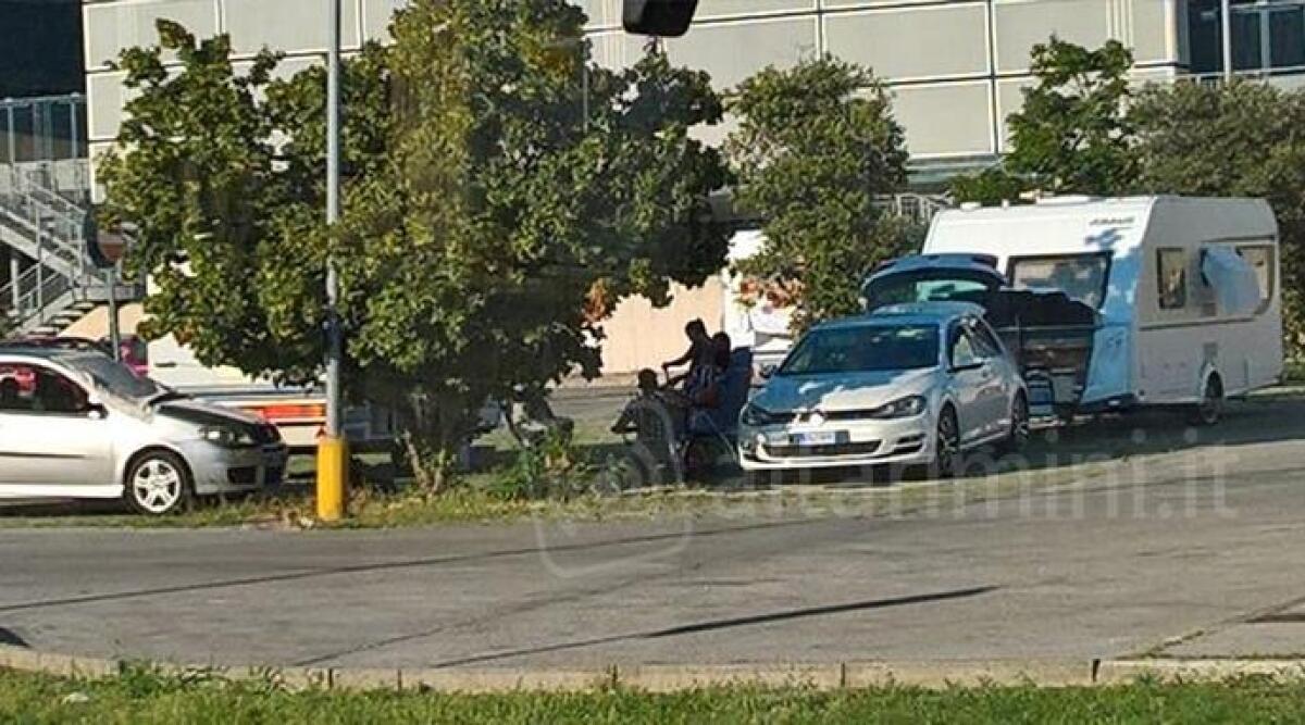Parcheggio del centro commerciale 'Le Befane' ancora occupato dalle roulotte dei rom - 