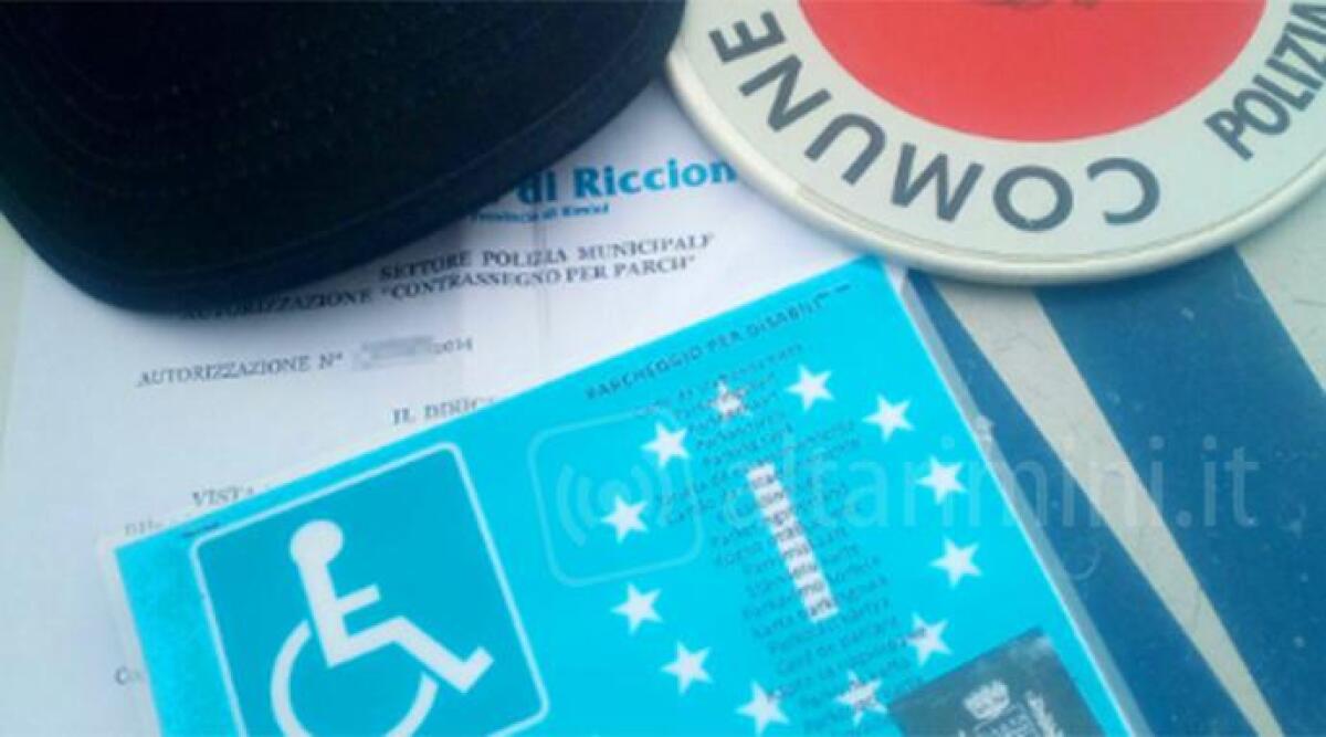 Sparisce la sua auto e chiama i vigili, ma girava con pass invalidi falso e con targa di prova - 