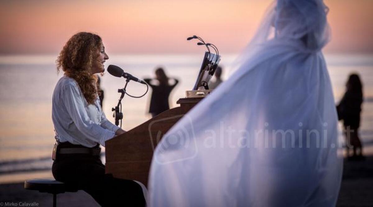 FOTO Spettacolo all'alba sulla spiaggia di Riccione con il Moby Dick di Daniela e Norina - 