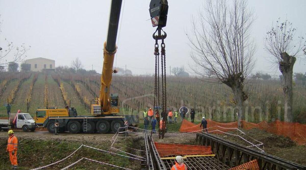 Reduci di guerra britannici in visita al ponte Bailey di Verucchio -