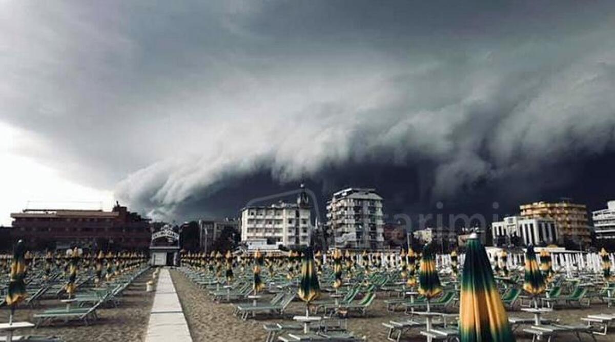 FOTO Violenta tempesta si abbatte sulla provincia di Rimini: rami spaccati, tetti divelti, cassonetti e moto a terra - 