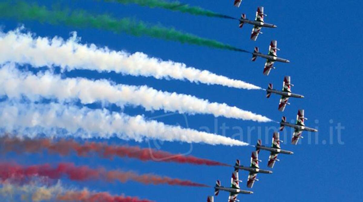 Tutti con il naso all'insù: spettacolo delle Frecce Tricolori il primo settembre a Rimini -