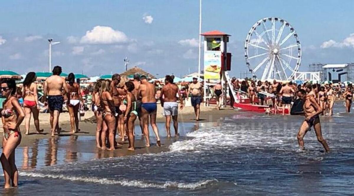 Spiagge affollate a Rimini per ferragosto: "sembrano i tempi d'oro della Riviera" -