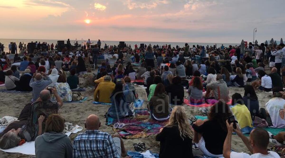 I concerti all'alba a Riccione si chiudono con il sold out dell'omaggio a Lucio Battisti - 
