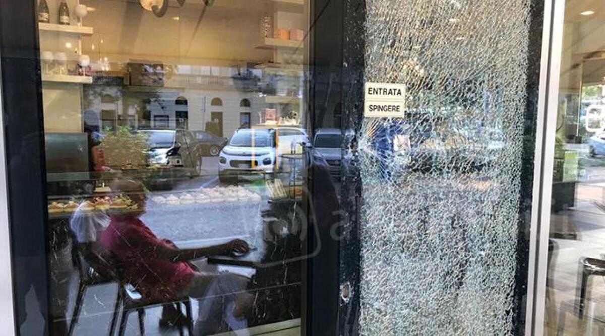 Rissa davanti allo storico caff&egrave; delle Rose a Rimini, vetrata in frantumi e due arresti - 