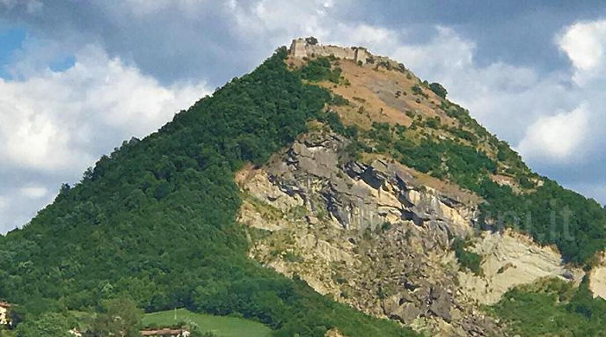 Vandali in azione: Rocca di Maioletto al buio, distrutti i fari di illuminazione -