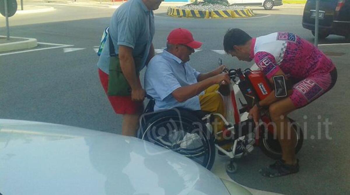Disabile bloccato da auto in sosta selvaggia, passanti lo portano di peso - 