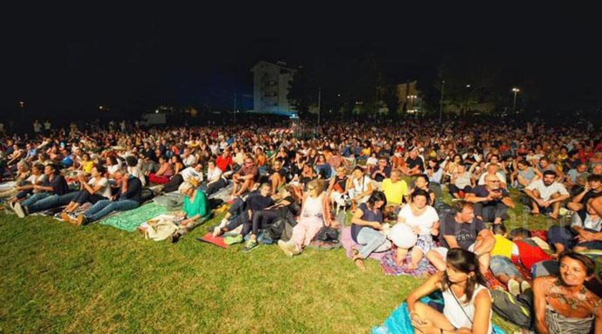 La piazza dell'acqua del ponte Tiberio diventa un cinema all'aperto: successo per la rassegna - 