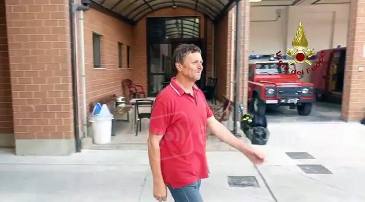 VIDEO Come si saluta il pensionamento di un capo reparto dei vigili del fuoco? Così -