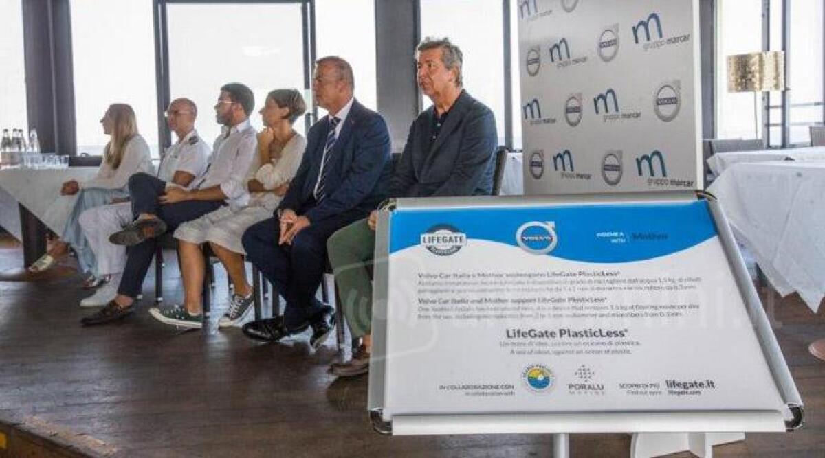 Rimini, installato il cestino aspira plastica per un mare pi&ugrave; pulito - 