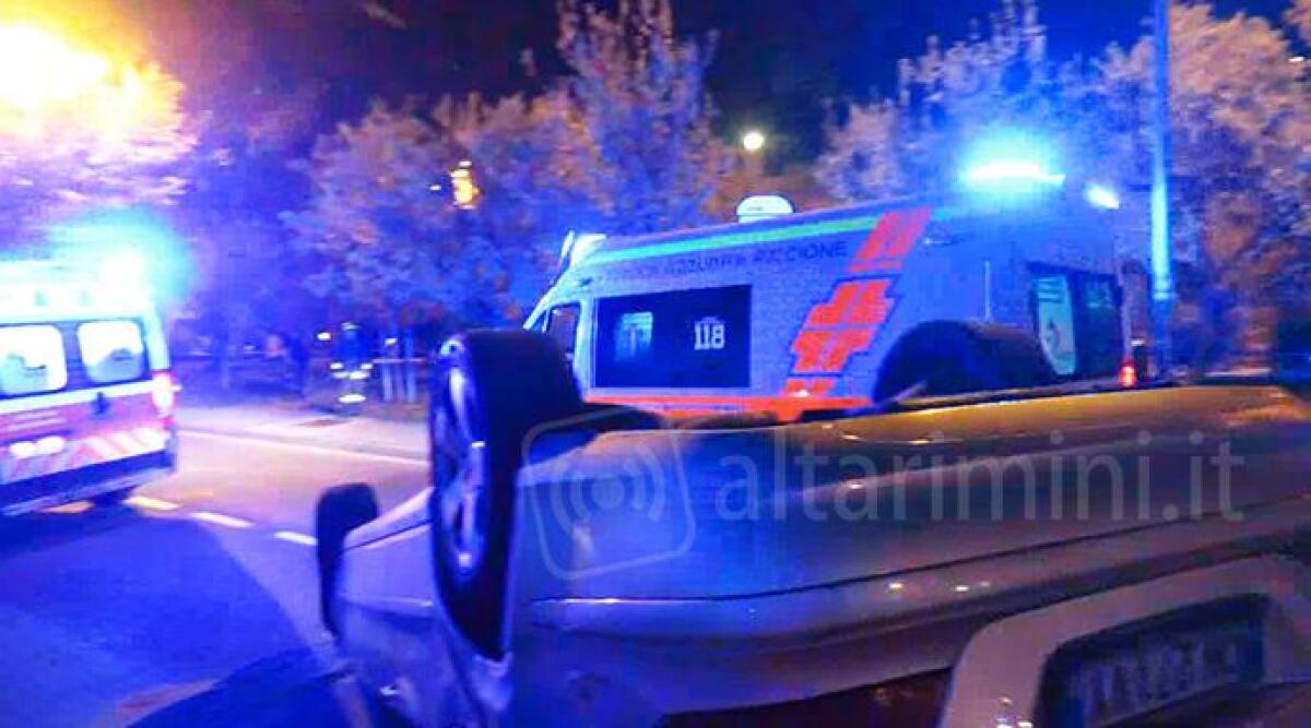 VIDEO Rimini, cappottamento in centro storico: rocambolesco scontro tra due auto - 