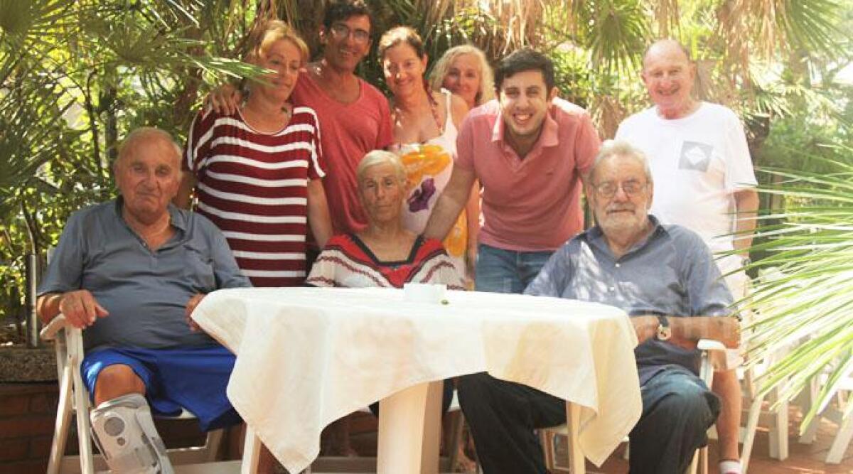 Da 50 anni in vacanza a Rimini, turisti fedeli festeggiati dall'albergatore Giancarlo Semprini - 
