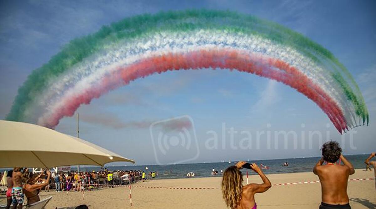 VIDEO FOTO Migliaia di persone a Rimini per la spettacolare esibizione delle Frecce Tricolori -