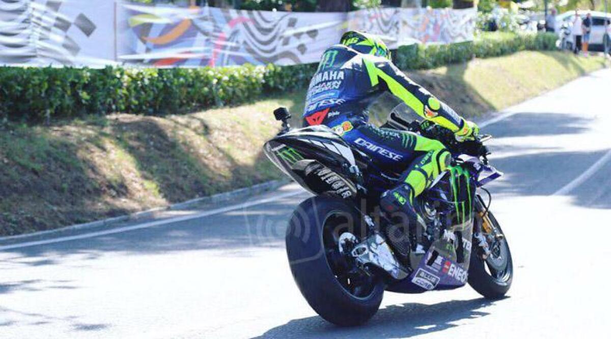 Valentino Rossi show con la Yamaha da Tavullia fino a Misano tra la folla di tifosi festanti - 