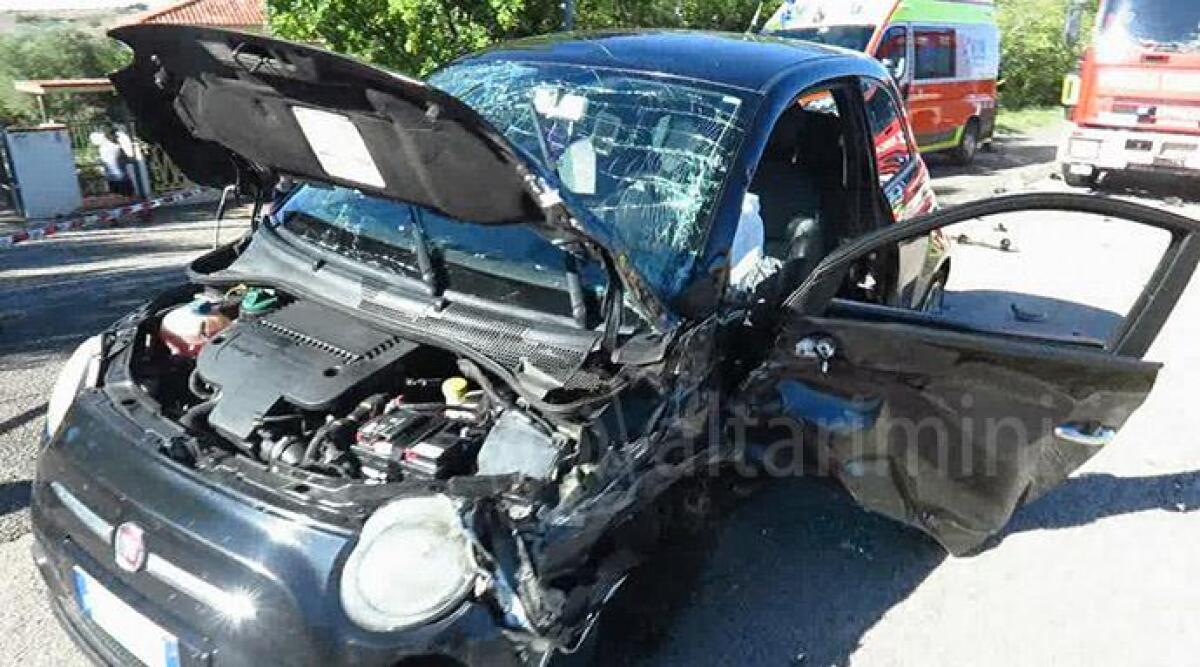 VIDEO Incidente d'auto a Cavallino di Montescudo, tre feriti: uno trasportato a Cesena in elisoccorso -