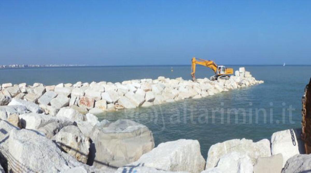 Riqualificazione dei fondali: al via l&rsquo;intervento d&rsquo;abbassamento di due scogliere di Viserbella - 
