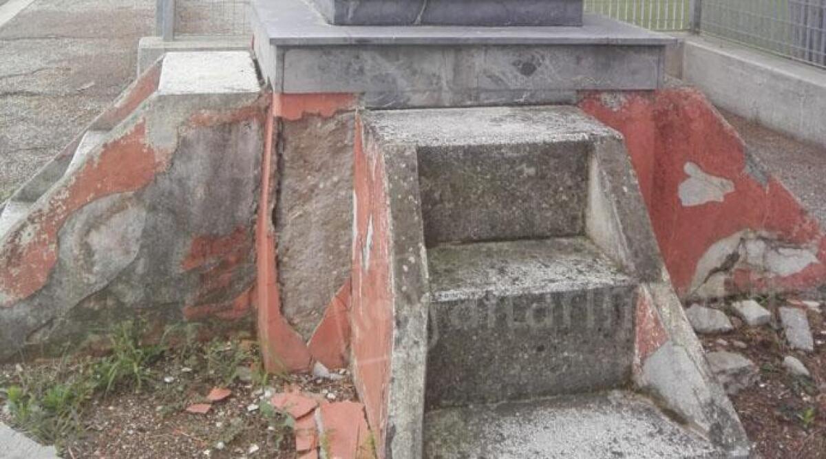 Sant'Ermete, il monumento ai caduti abbandonato al degrado e all'incuria -