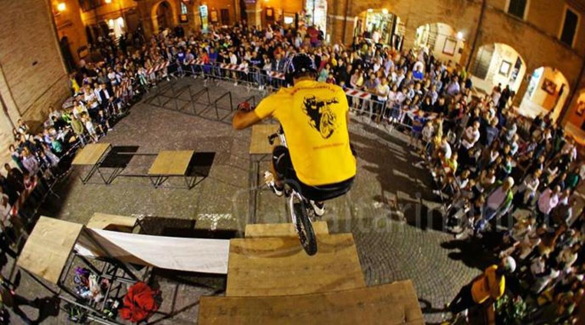 VIDEO Salto con la bici da trial: battuto a Carpegna il Guinness World Record -