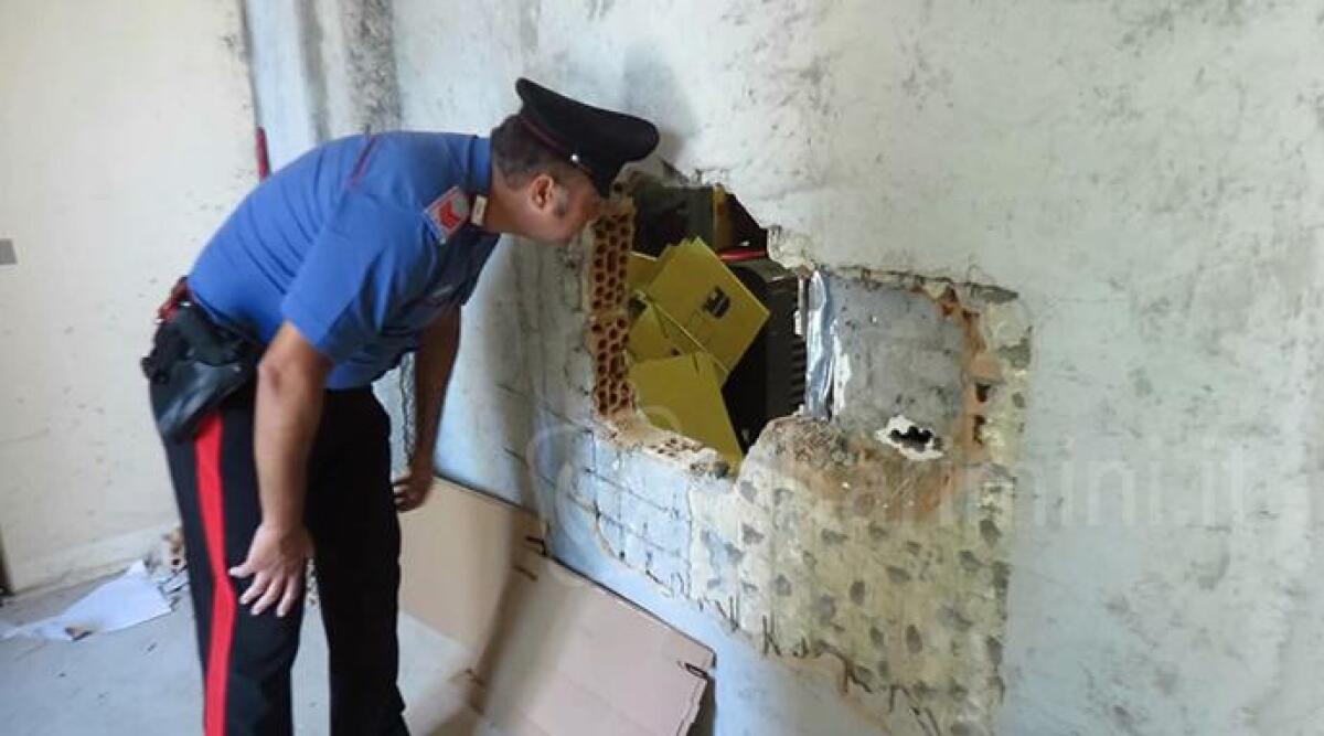 VIDEO Rapina in banca a Cerasolo, armati di mitra e pistole sequestrano e legano i dipendenti -
