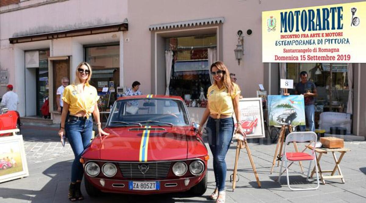 Santarcangelo, auto d'epoca e modelle per una seduta di pittura nel centro storico - 