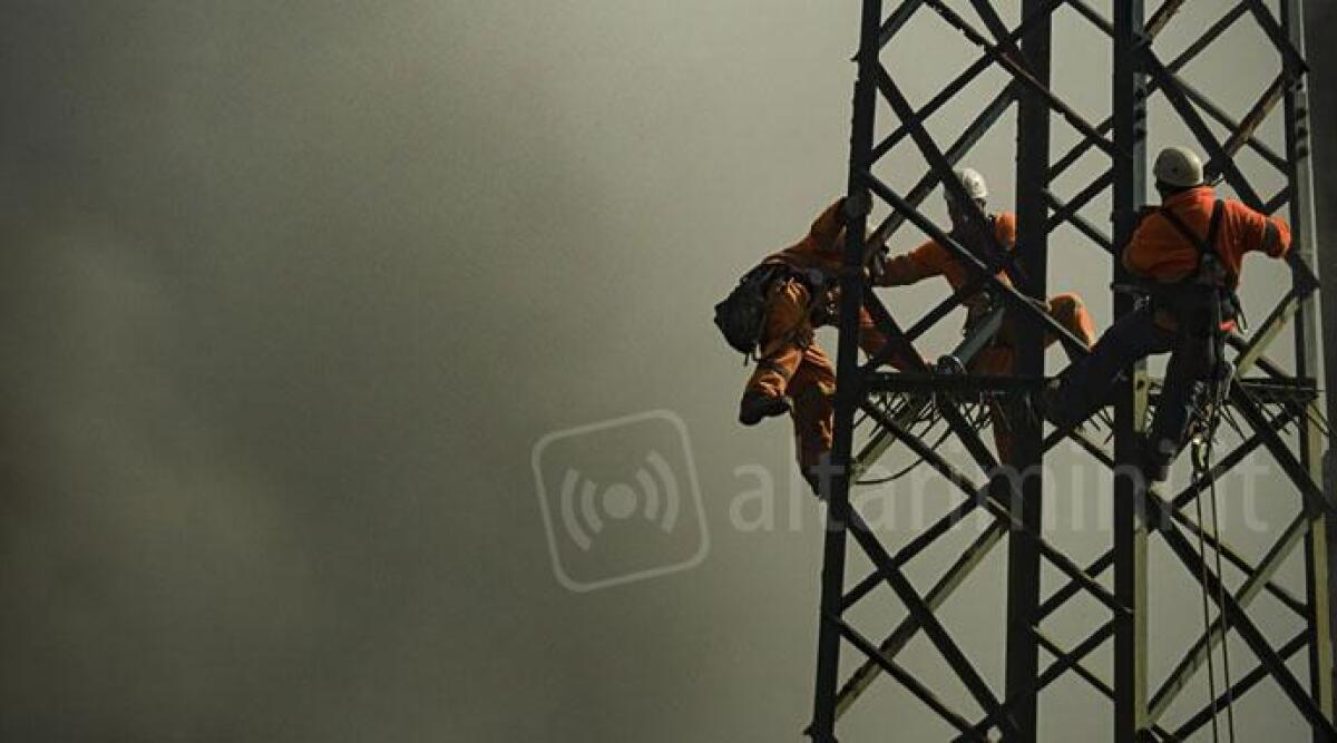 Lavori sulla rete elettrica, mancher&agrave; la luce in alcune aree di Verucchio e a Santa Cristina di Rimini - Lavori su traliccio alta tensione (foto di repertorio)