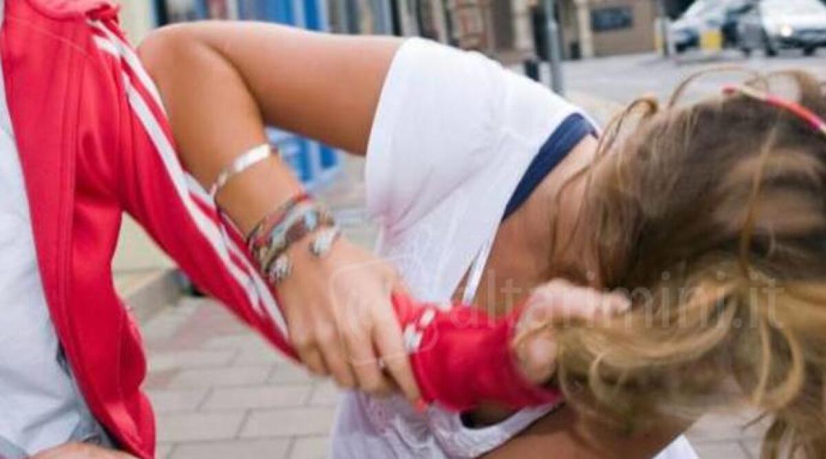 Una 50enne aggredisce coppia, e poi si scaglia contro la donna e la rapina: arrestata - 