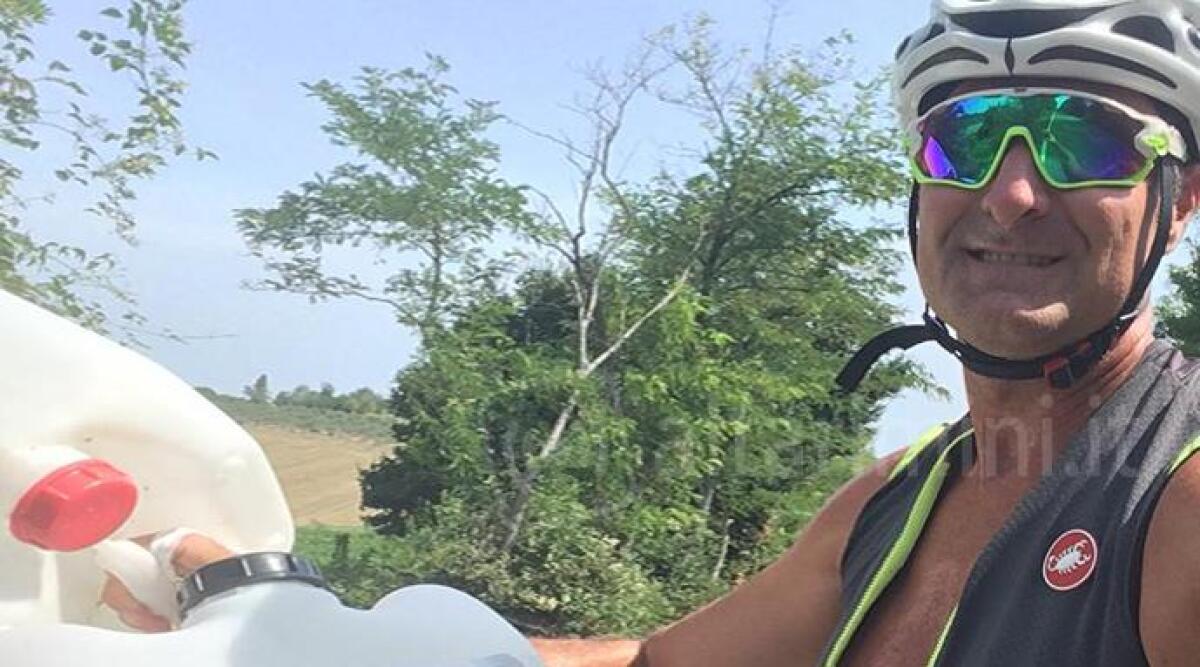 Per ogni giro in bici raccoglie almeno un rifiuto da terra: ecco la lezione green del ri-ciclista Mirko Moretti -