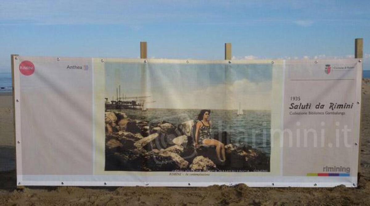 A Rimini sulla spiaggia arrivano le barriere anti sabbia con immagini ispirate a Fellini - 