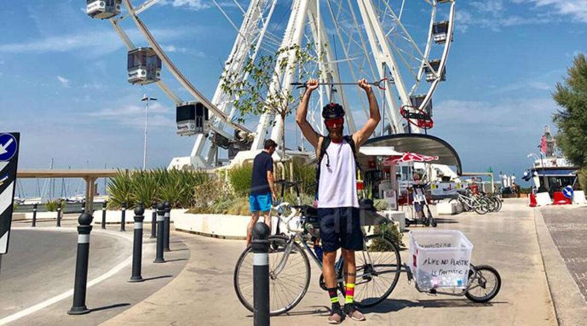 In bici per l'ambiente: 5 giorni dal lago di Garda a Rimini per raccogliere la plastica gettata a terra -
