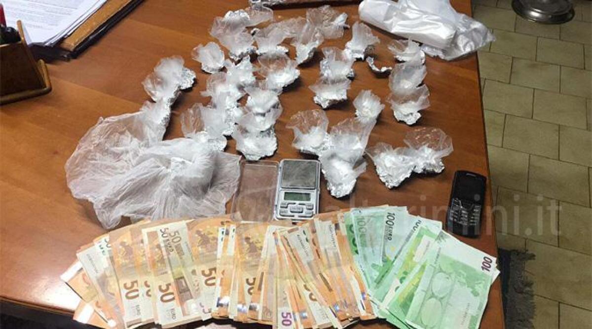 Cocaina e parecchi soldi in contanti in casa: arresto per spaccio a Misano Adriatico - 