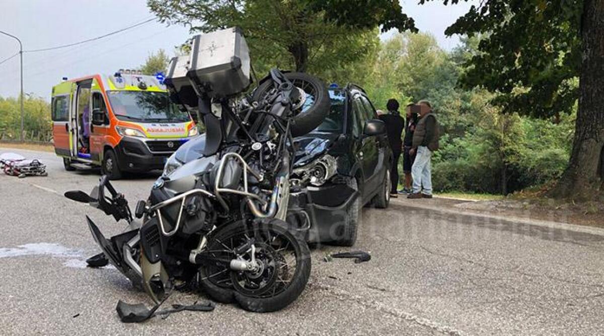 Novafeltria, violento schianto contro un’auto. La moto distrutta: 63enne gravemente ferito -