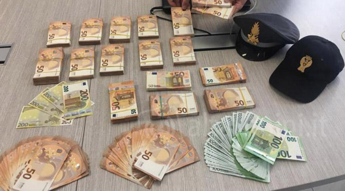 Viaggia sul treno con quasi 89mila euro in contanti: denunciato per riciclaggio - 