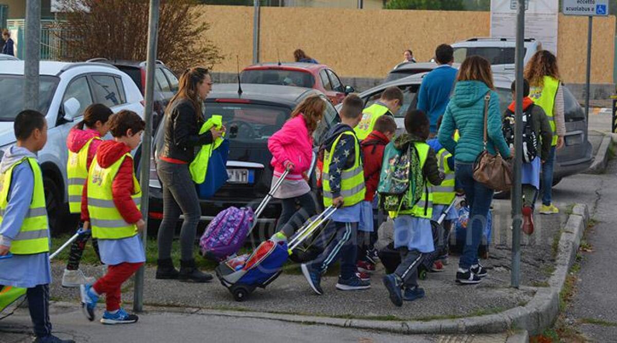 Riccione: per il Pedibus Day anche la Giunta con i bimbi  per raggiungere scuola - 