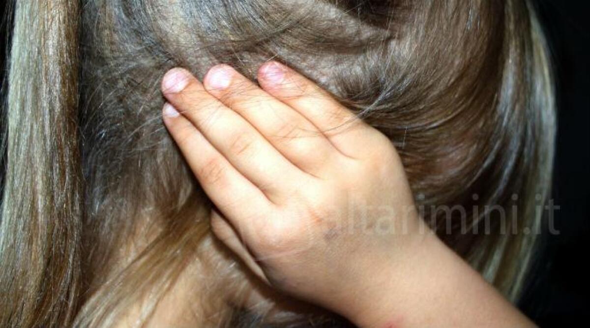 Riccione, violenta le nipoti minorenni per anni, condannato nonno 69enne -